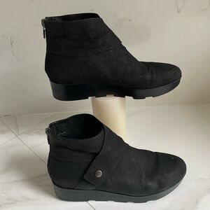 Eileen Fisher Tread Tumbled Nubuck Leather Black Wedge Ankle Booties Sz 8